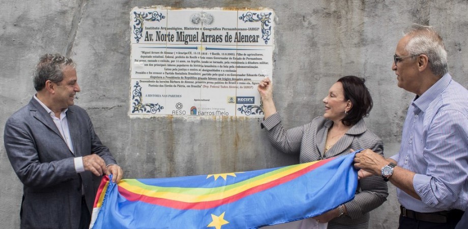Tadeu Alencar e Ivânia de Barros Melo descerram a placa junto à Silvio Amorim (Fotos: Marianne Daffne)